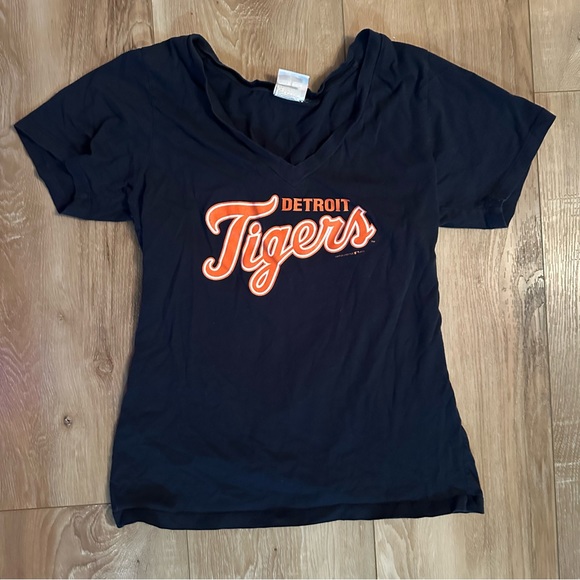 Company Lifestyle Genuine Merchandise Detroit Tigers V-neck Short Sleeve T-shirt - Picture 1 of 3